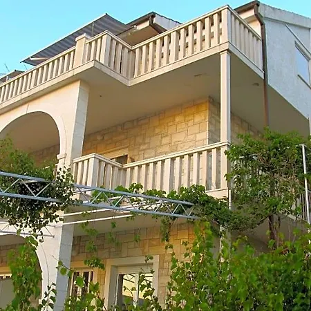 Pape فندق تروغير